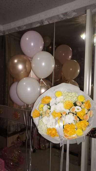 Цветы вместе с воздушными шарами