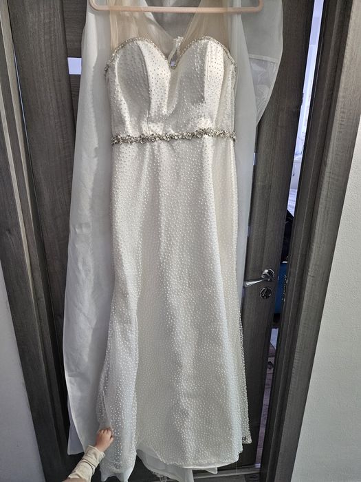 Rochita mireasa o singura purtare merge la 75 de kg 1,70 m.