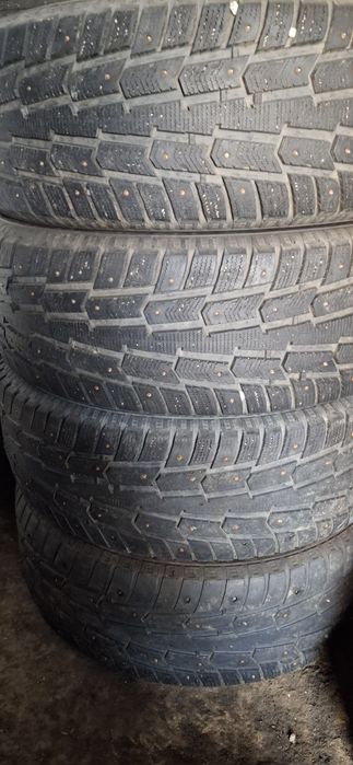 Продам резину зимняя шипы на сезон хватит