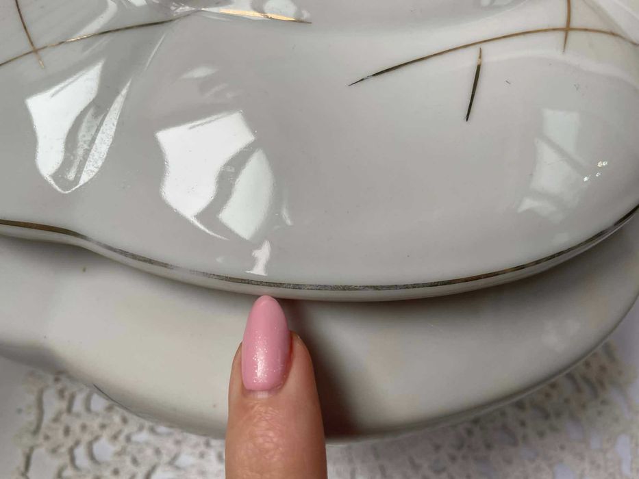 Красив голям и стар български супник на Изида с рисувани шипки