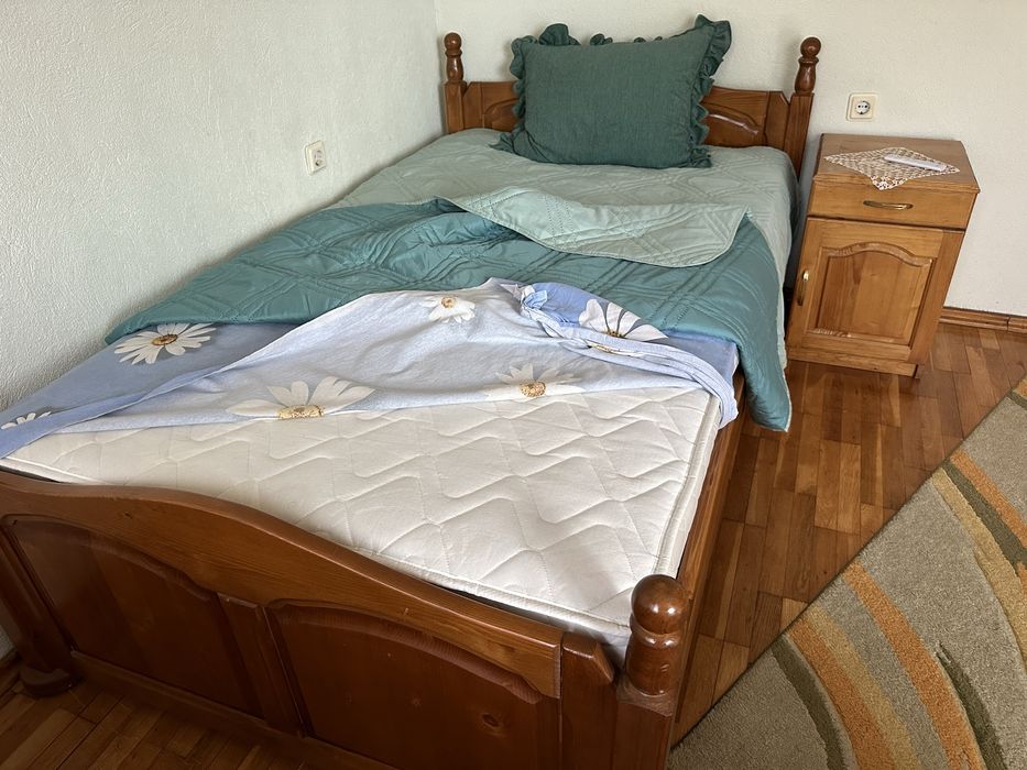 Продавам легло от естествено дърво