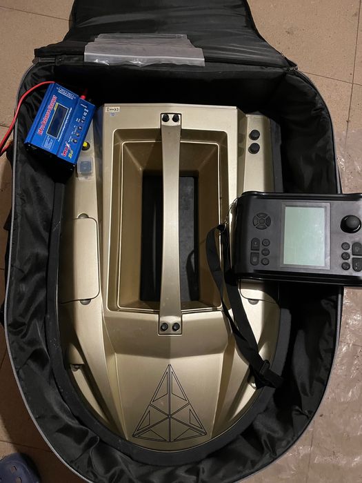 Лодка за захранка призма