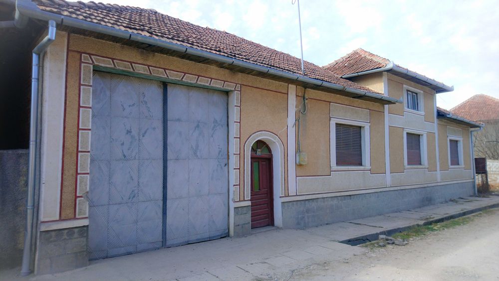 Casă de vânzare, cu curte și grădină