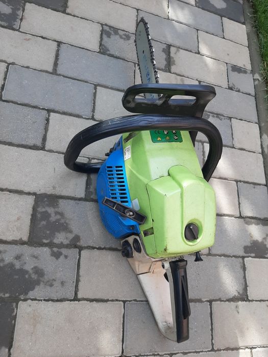 Tăieat lemne drujbă