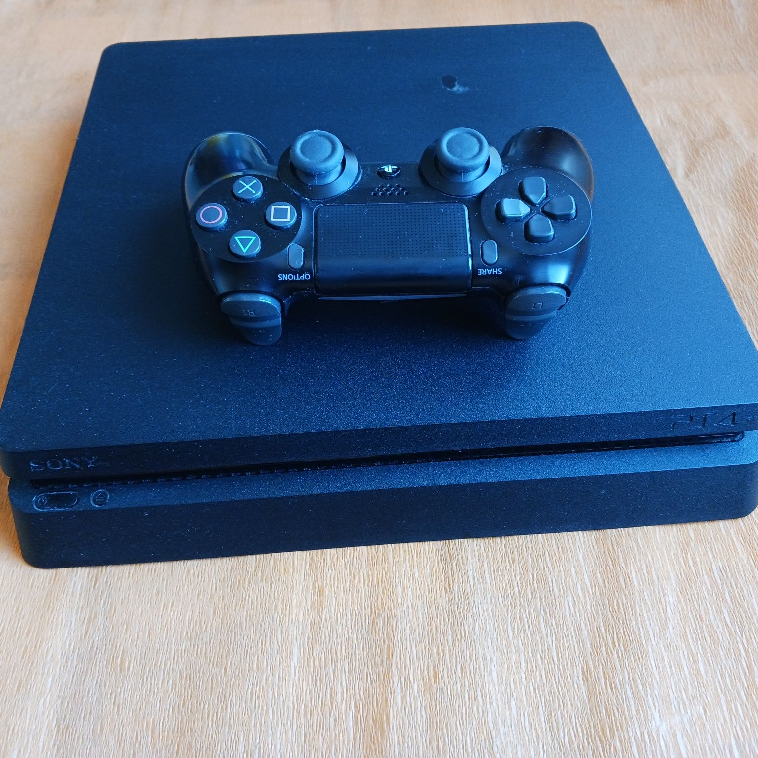 Playstation 4 slim 1TB с игри