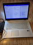 Laptop ASUS cu ecran 17"