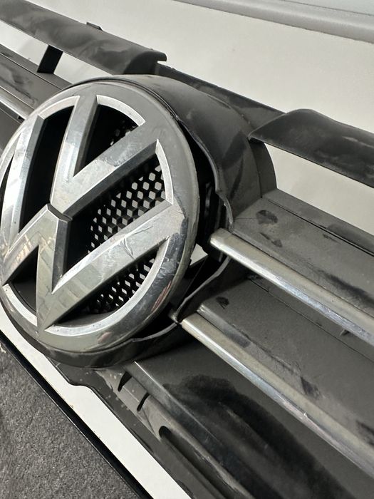 GRILĂ FAȚĂ RADIATOR cu emblemă – VW Tiguan Fl (2011–2016) – cu defect