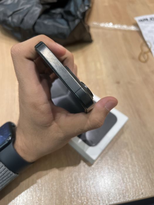 Iphone 15 pro black titanium