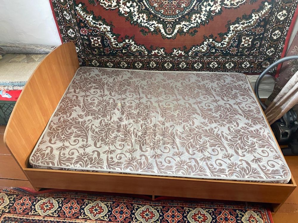 Продаю кровать с ДОСТАВКОЙ (матрасом и двумя тумбочками) СРОЧНО!