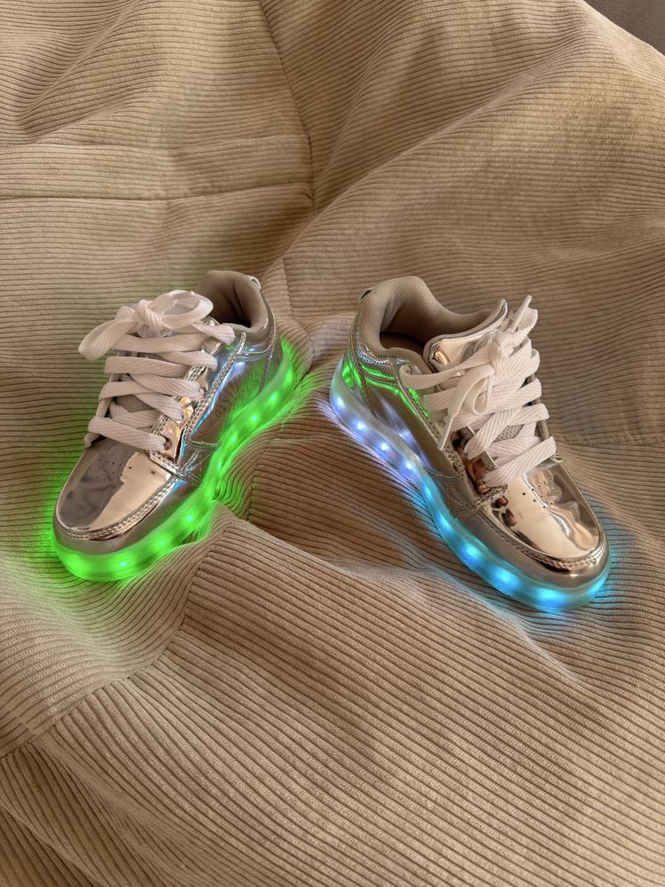 Adidasi cu led si role