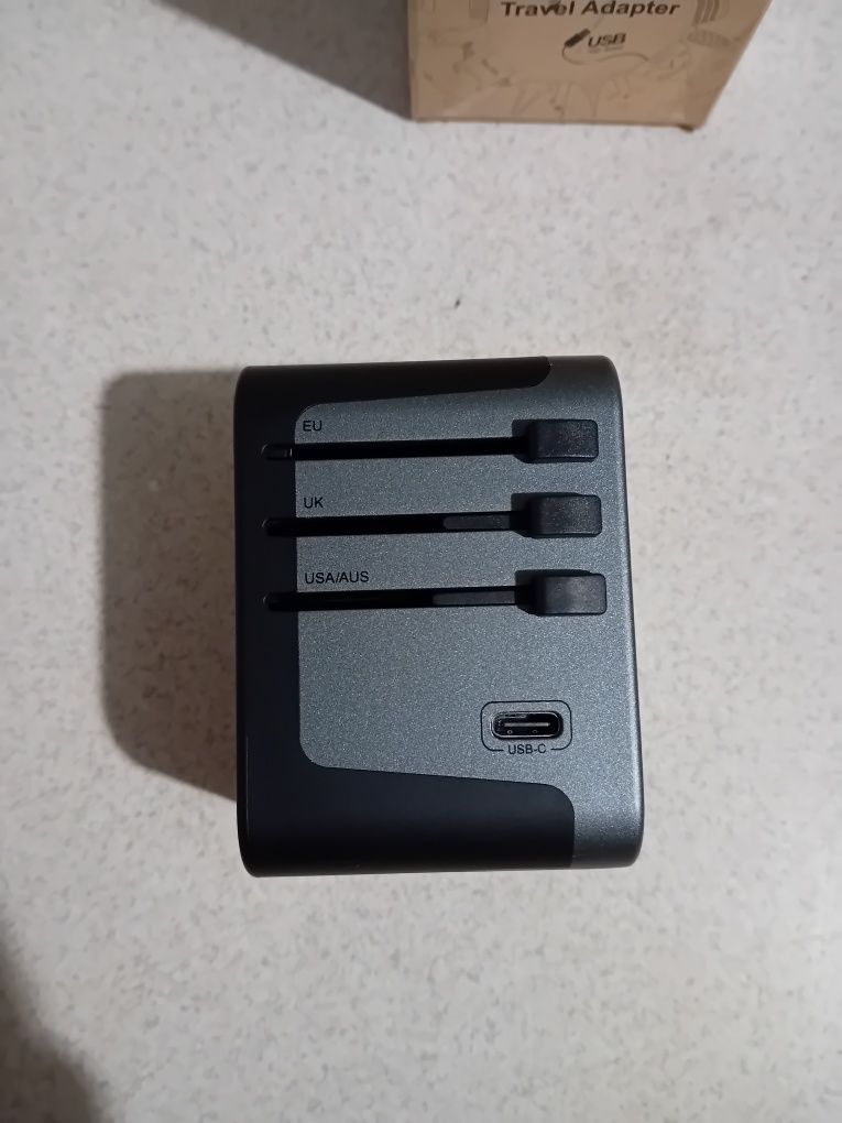 Travel adapter, Зарядно 4 x USB-A, 1 x USB-C
