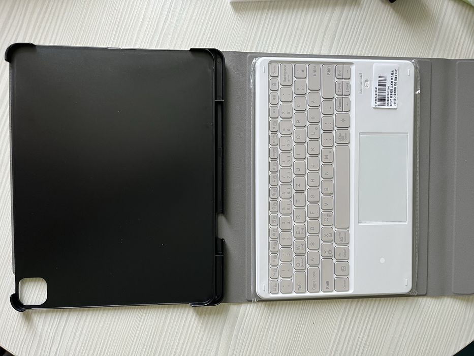 Husa cu tastatura wireless iPad 12.9 din piele rosegold