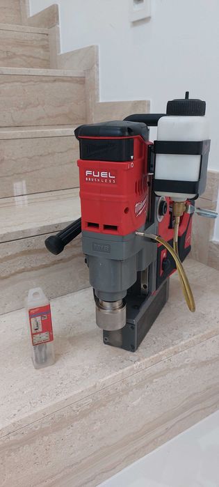 Masina de carotat cu talpa magnetică Milwaukee