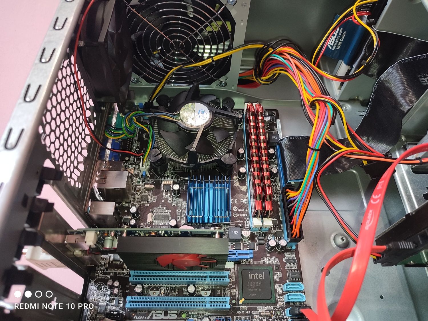 Четириядрен настолен компютър Asus с Windows 10 Pro