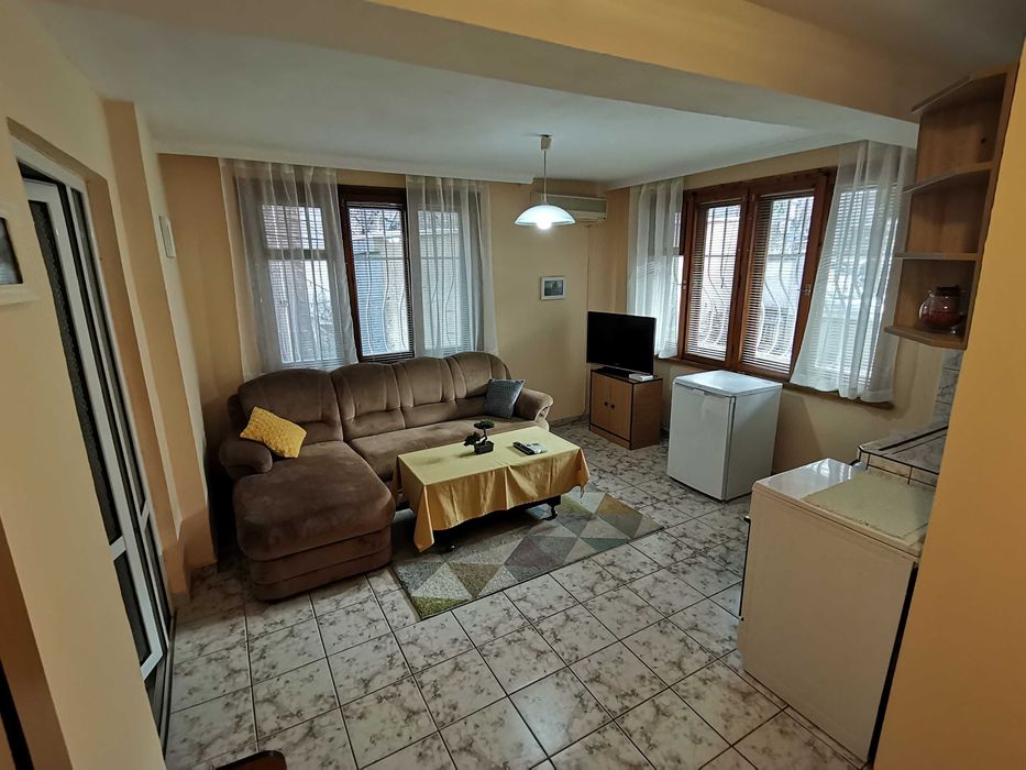 Дава се под наем Двустаен апартамент в Бургас, Лазур - 55 кв.м за 229.5 € - Снимка #1