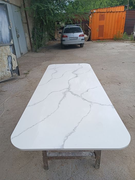 Столы из искусственного и натурального  камня.