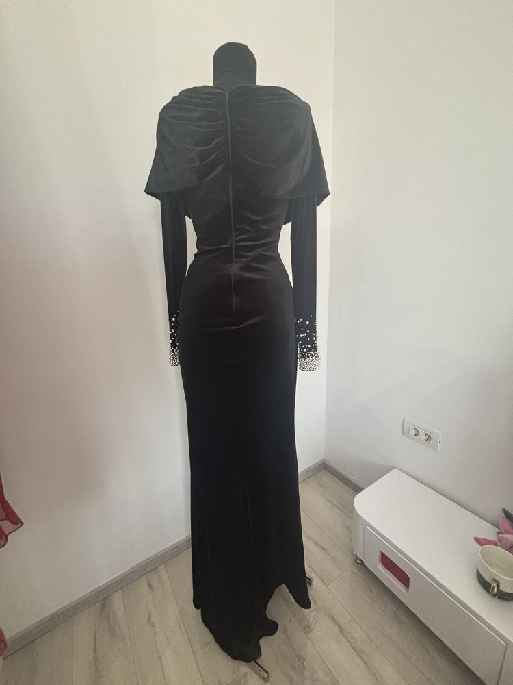 Rochie lungă din catifea neagră, detalii cu perle