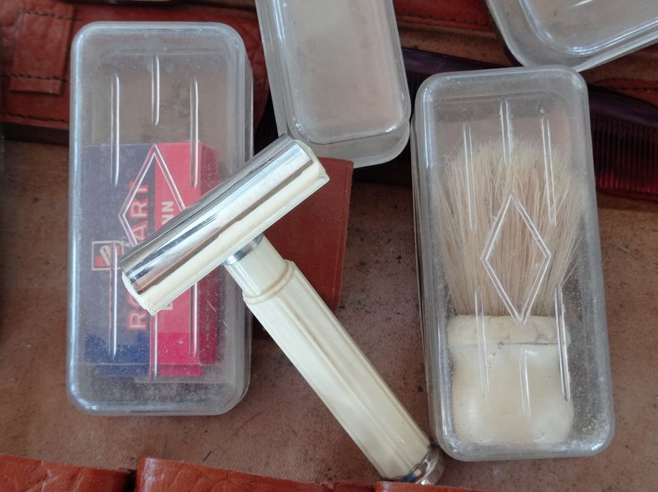 Trusă de călătorie vintage pentru bărbați, aproape completă.