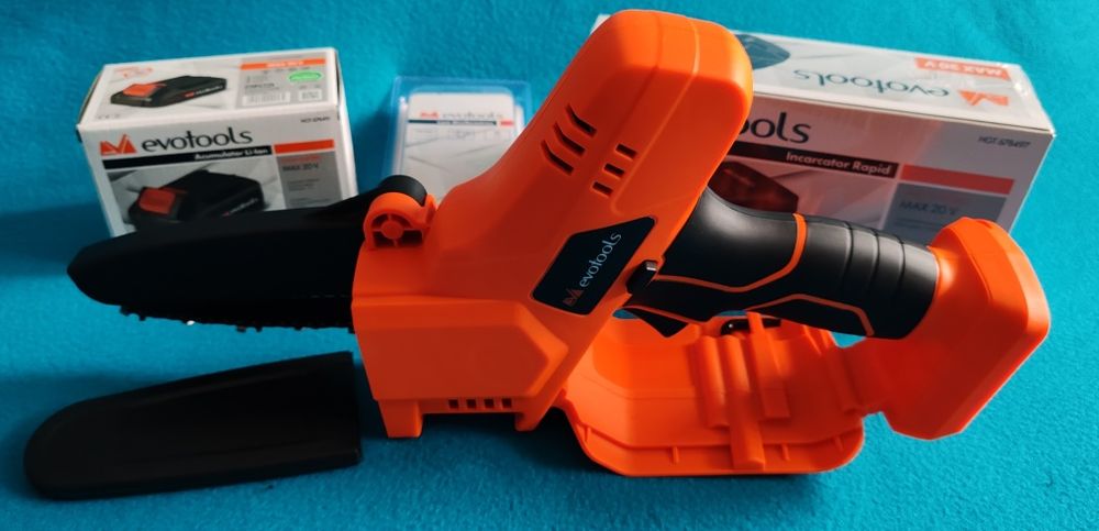 Mini Ferastrau cu acumulator, lama si lant cadou