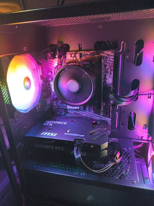 Геймърски компютър с монитор