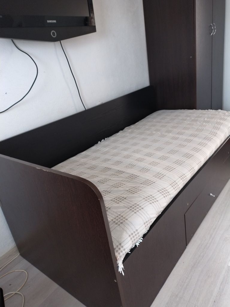 Vând pat de o persoană cu lada de depozitare cu saltea