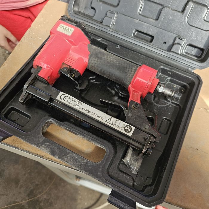 пневматичен такер