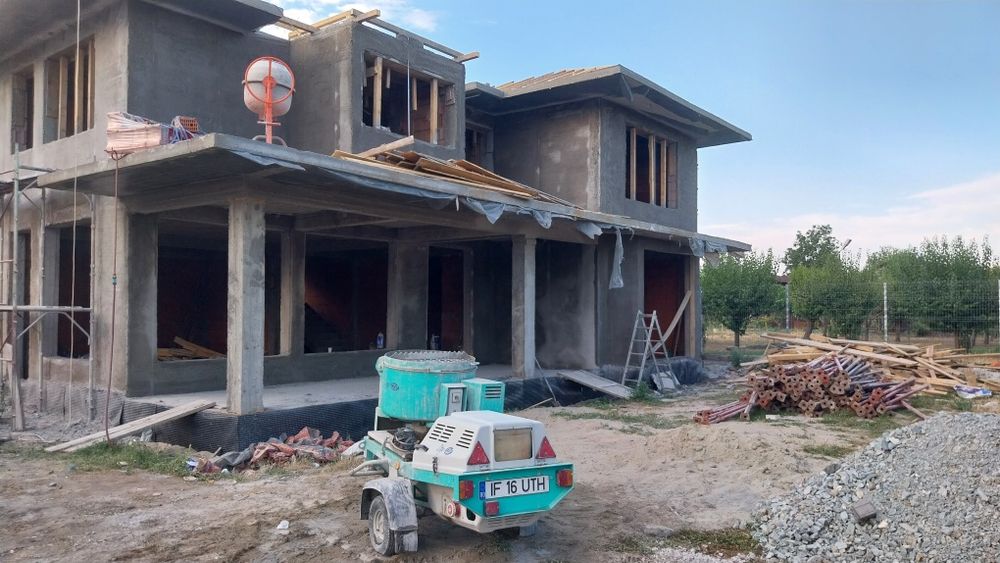 Tencuiala tradiționala aplicata mecanizat