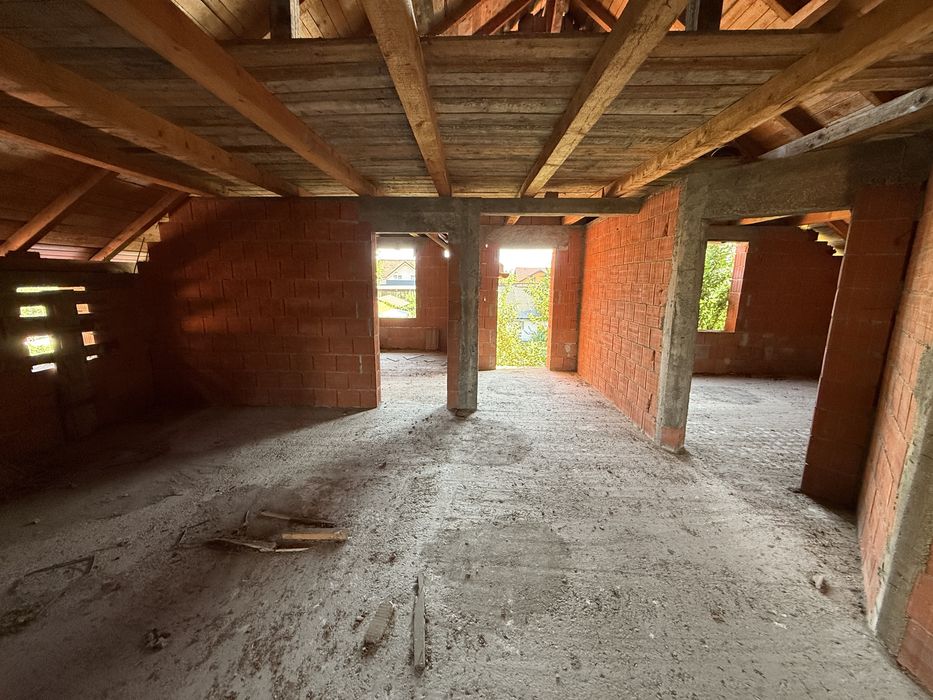 Ofer spre vazare Casa P + 1 la Rosu zona Micro 17