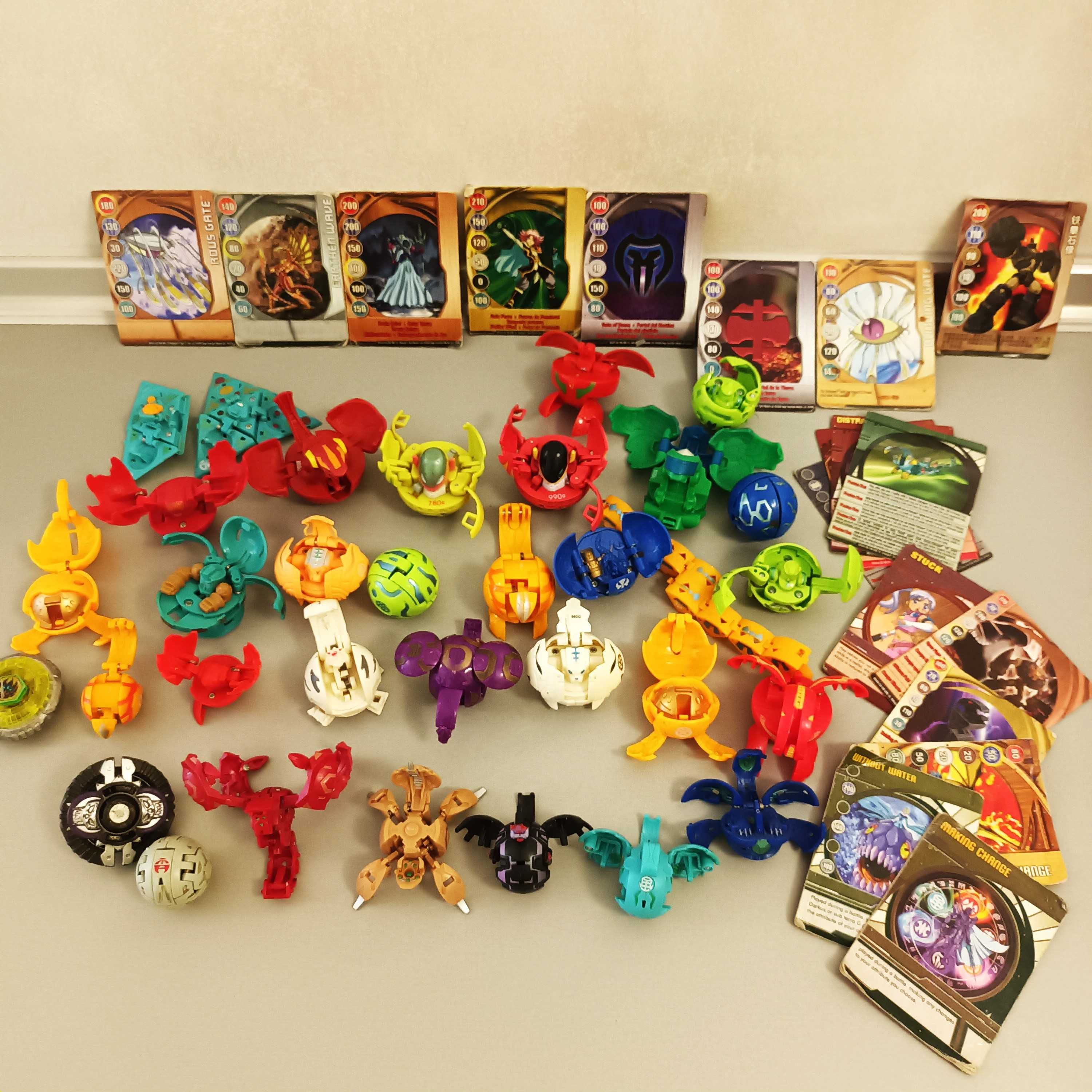 Bakugan 25 бр плюс 10 магнитни карти