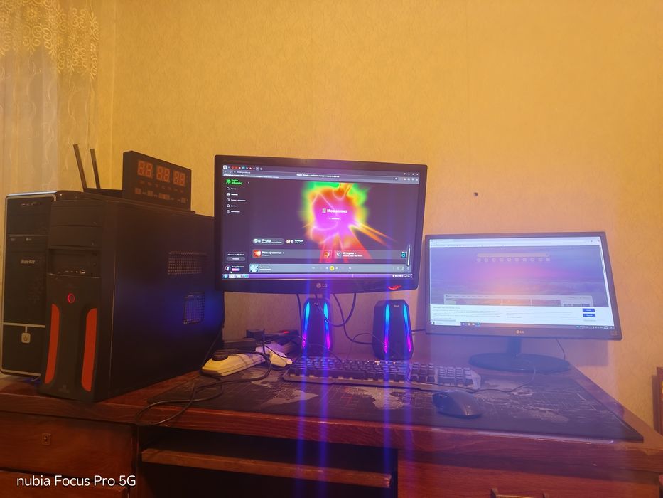 два компьютера с мониторами