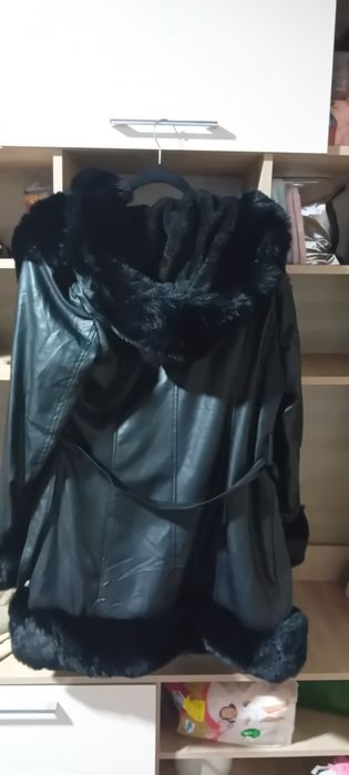 vând geaca din pele ecologica cu blană