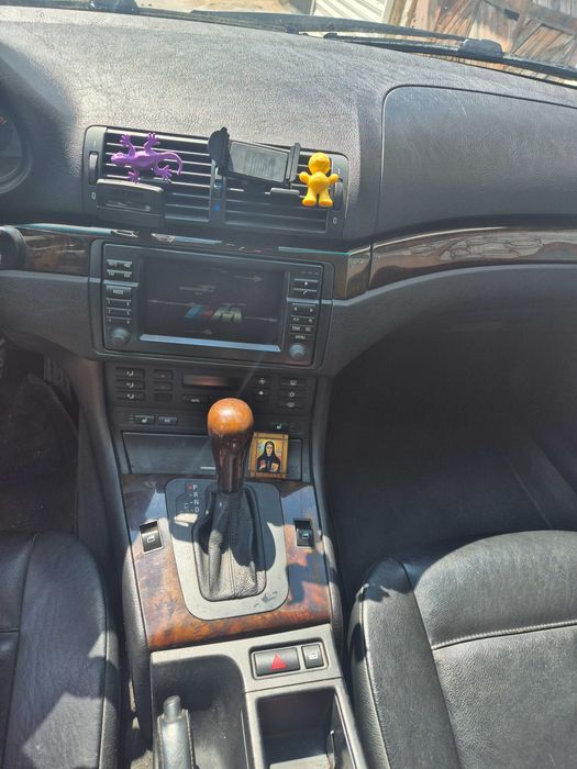 Продавам BMW 320 compact черен металик,2003г. Дизел,автомат ,110к.с
