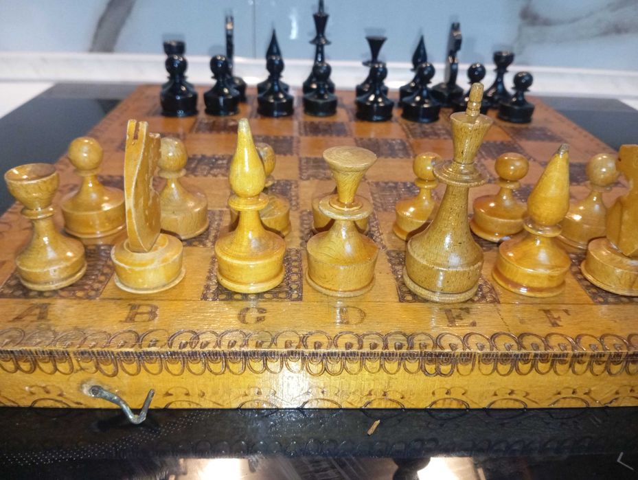 Шах с дървени фигури