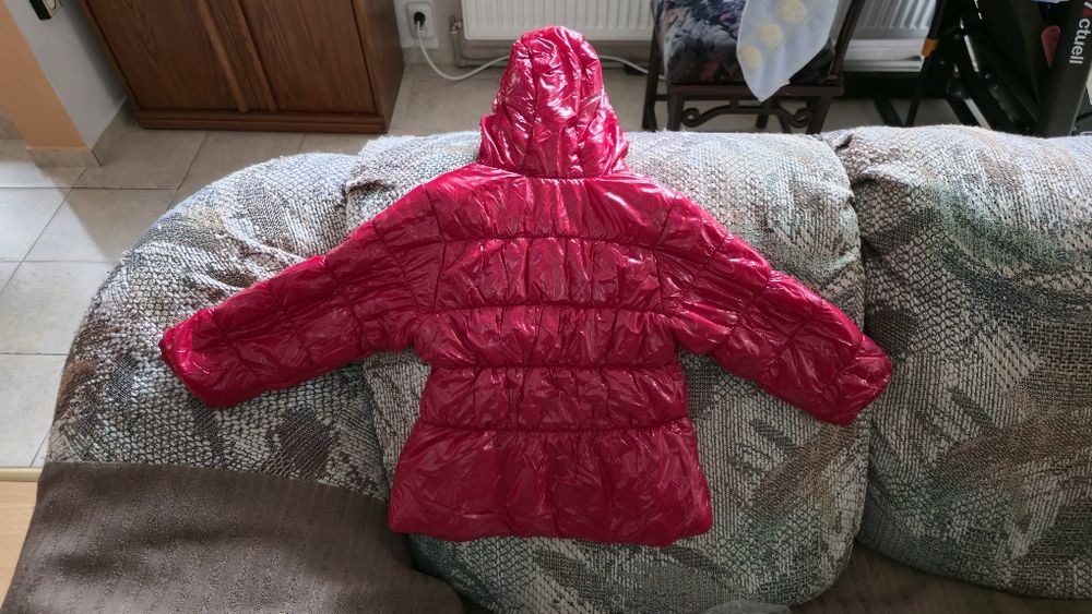 Детско червено яке с качулка United Colors of Benetton