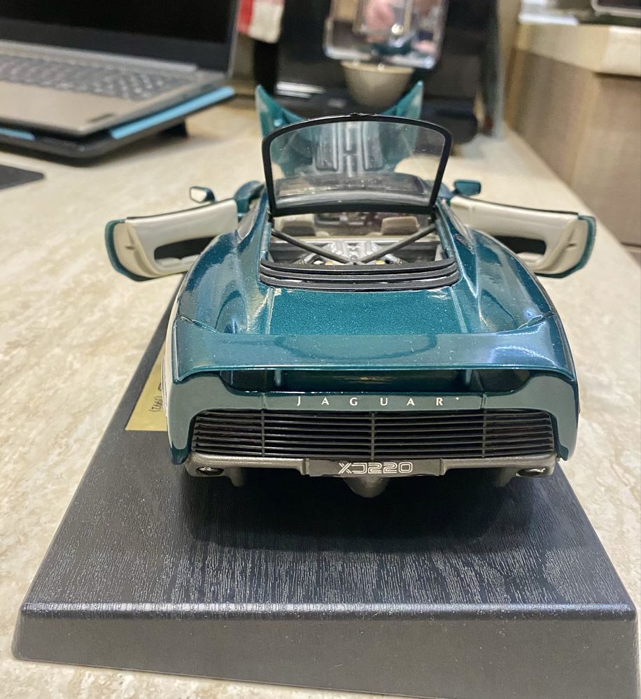 Jaguar XD 220 1992 Maisto, 1:18 размер, дължина 27 см