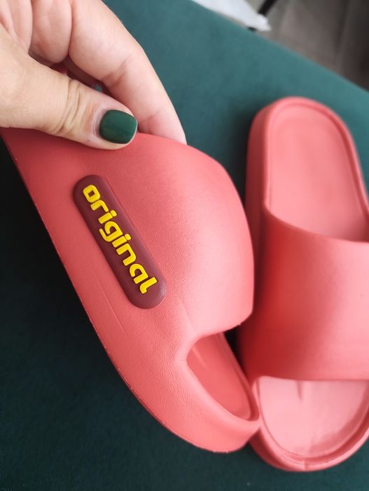 Papuci noi de vânzare