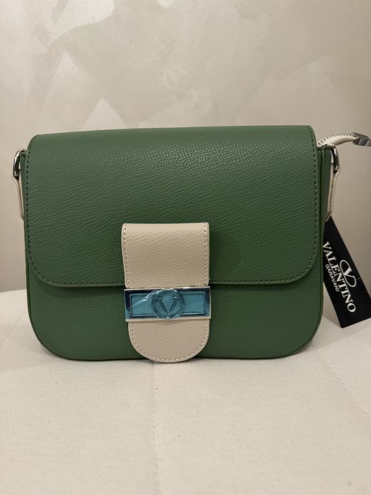 Нови чанти Guess & Valentino Garavani