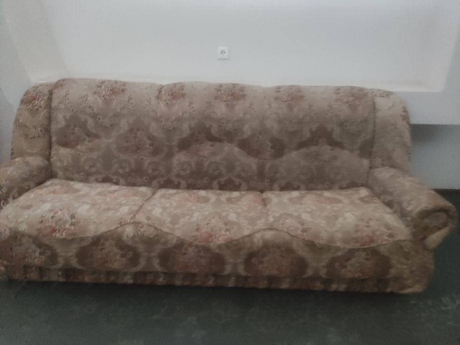 Продается мягкая мебель , диван два кресла и журнальный столик.