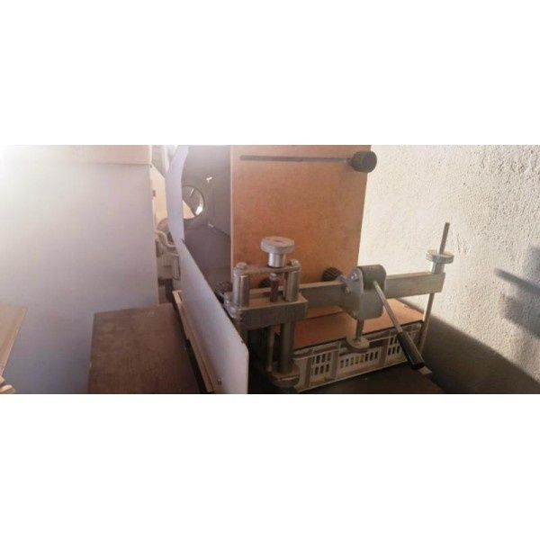 По заявка фреза с ъглова карета за дървена дограма.