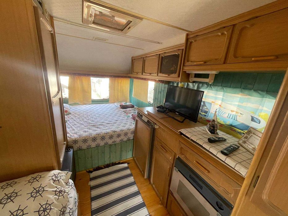 Продавам каравана на плажа- къмпинг Китен с оборудван навес