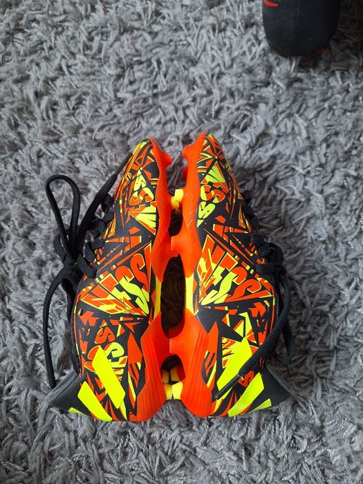 Футболни обувки adidas, Nike