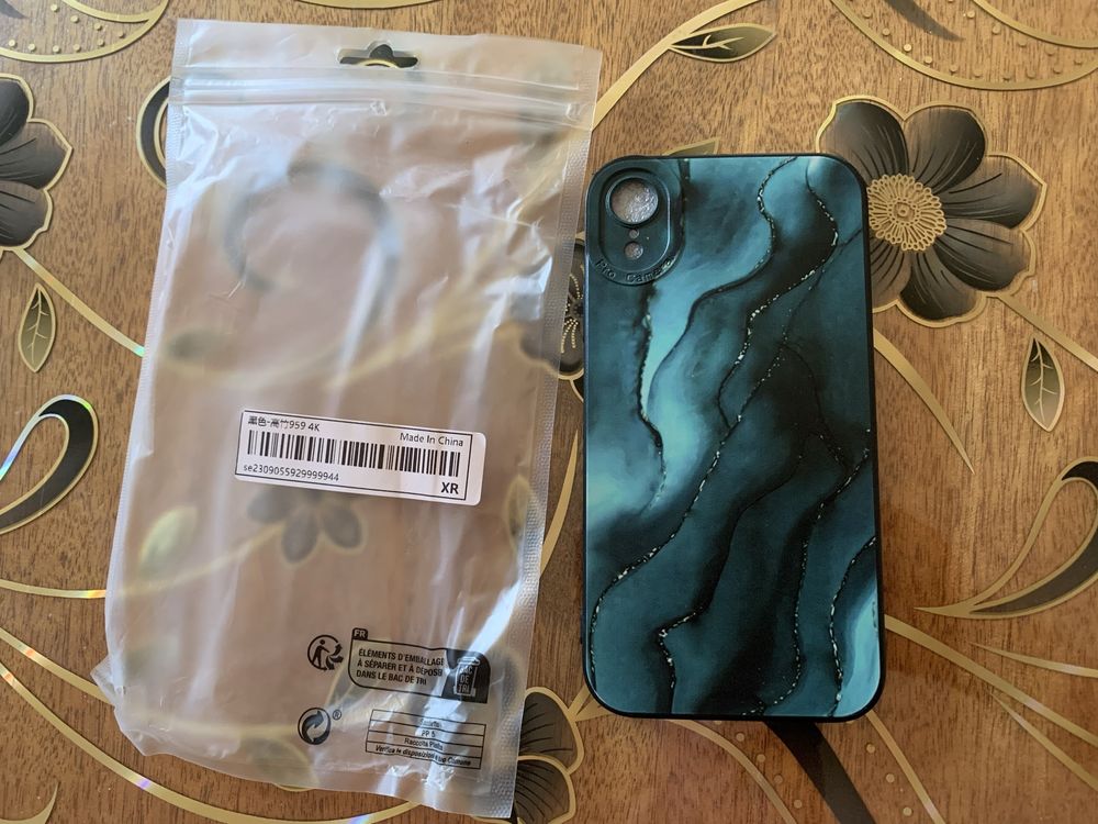 Продавам 12 нови кейса и 3 протектора за Iphone XR