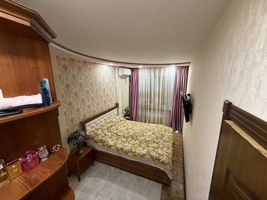 Срочно продаётся 4 комнатная квартира в 7 квартале с хорошим ремонтом