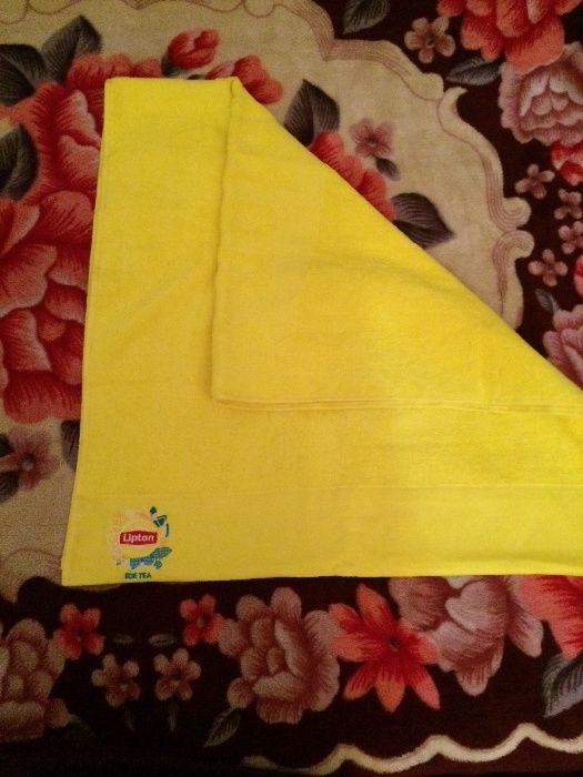 Полотенце от фирмы Lipton, лимонного цвета, цена 50000 сум, 130х62 см.