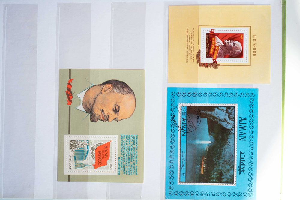 Vând 7 clasoare cu peste 1700 de timbre.