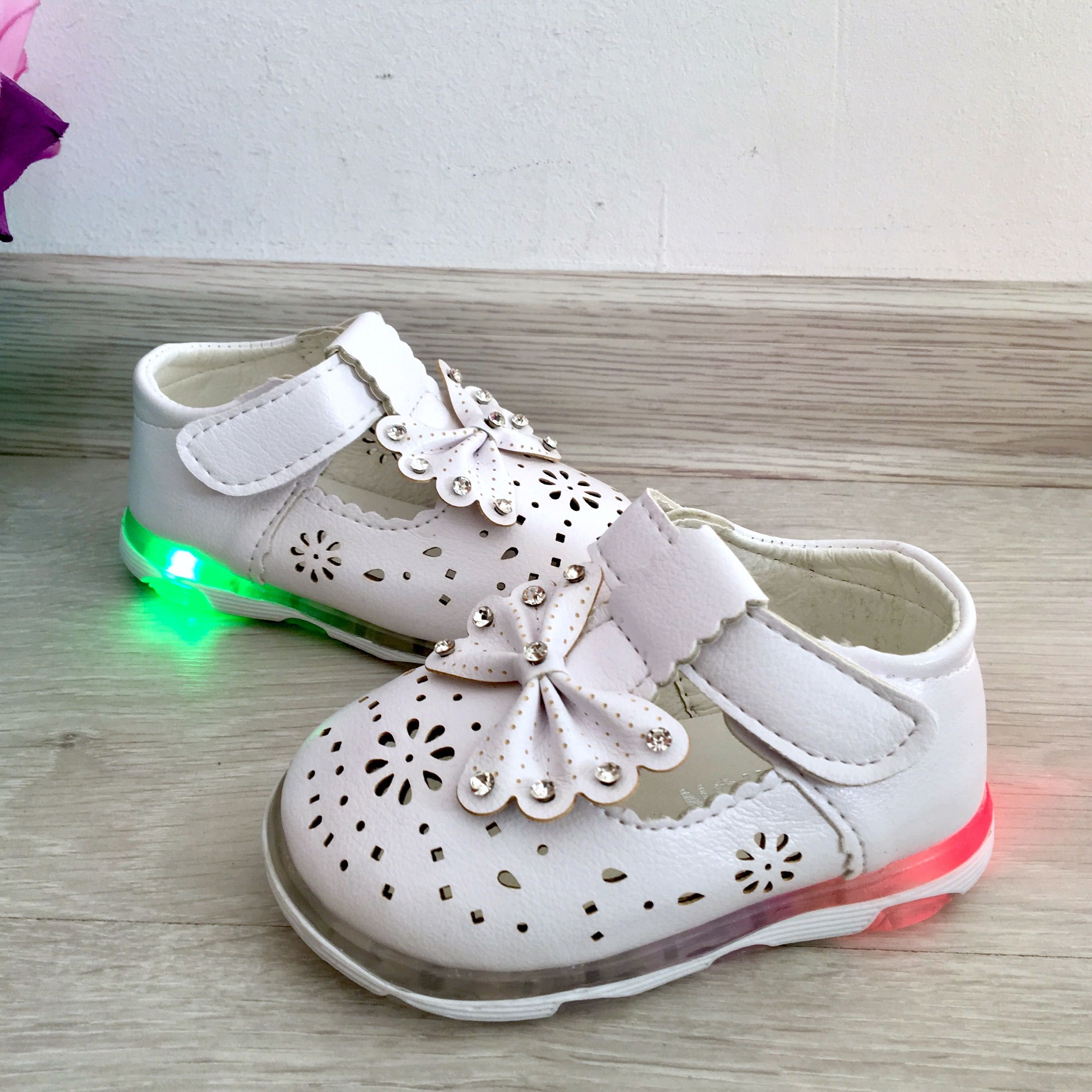 NOU Pantofi albi usori cu fundita si lumini LED pt fetite 16 17