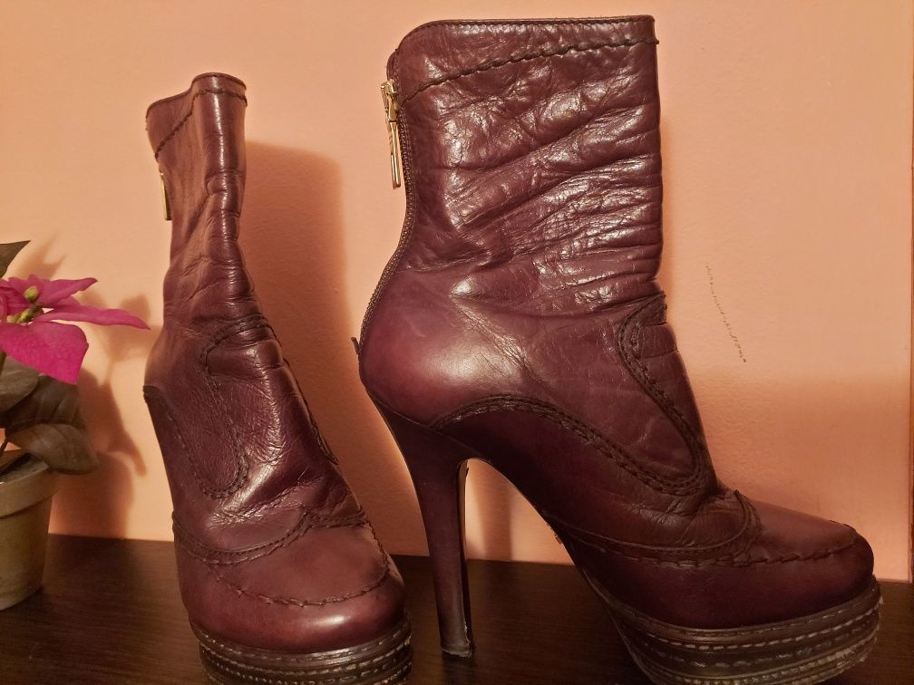 Продам кожанные сапожки PRADА осенние