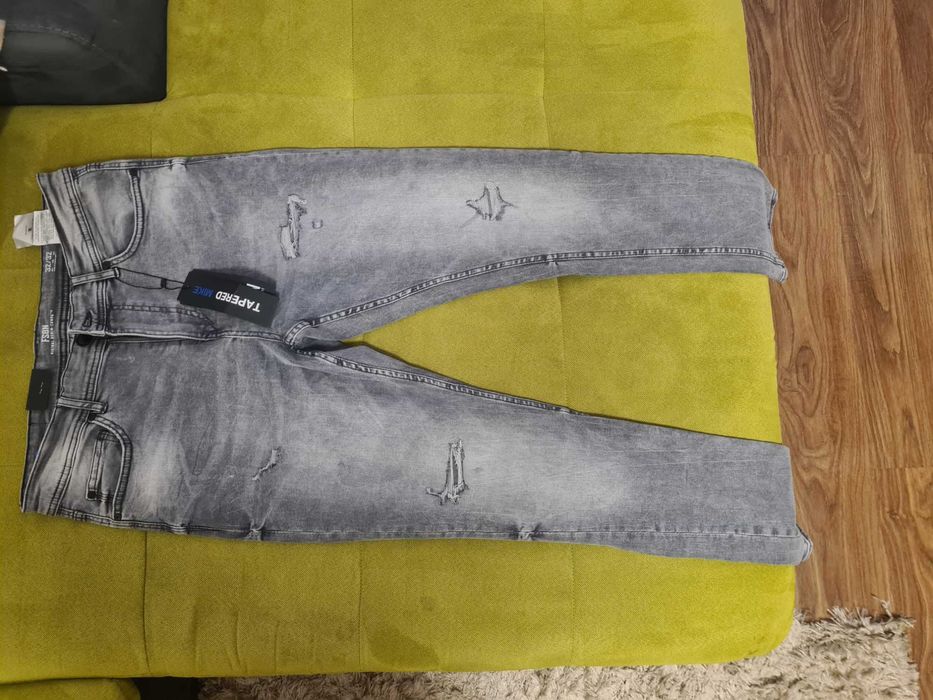 Blugi marimea 32 gri