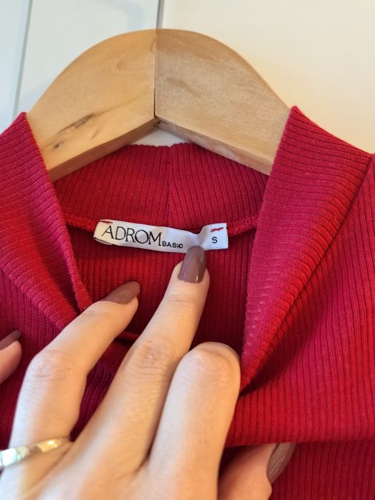 Bluza din bumbac reiat roșie mulată cu umeri bufanți și perle aplicate