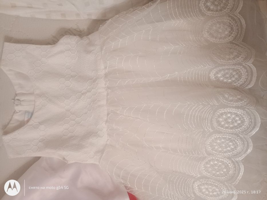 Белые платья снежинки и одно голубое